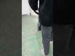 Nettoyez facilement les sols dans les environnements de bureau étroits