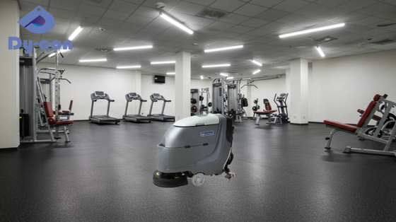 Le nettoyeur de plancher à l'arrière assure que les planchers de votre salle de sport sont toujours secs et propres